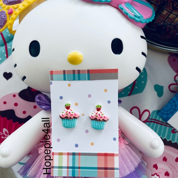 hopepie4all Jewelry - 💖cupcake earrings💖